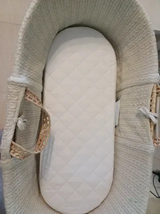 Moisés para bebé tejido y blanco Usado dos veces.