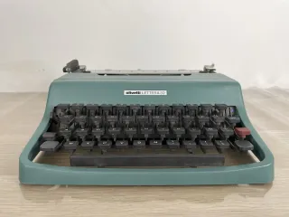 Macchina da scrivere Olivetti Lettera 32 Vintage