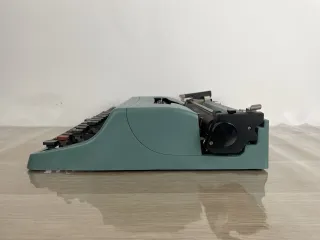 Macchina da scrivere Olivetti Lettera 32 Vintage