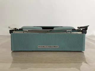 Macchina da scrivere Olivetti Lettera 32 Vintage
