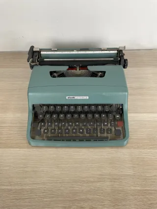 Macchina da scrivere Olivetti Lettera 32 Vintage