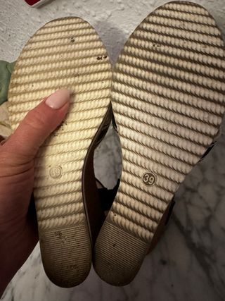 Sandalias cuña negras y beige 39 mejor por 38