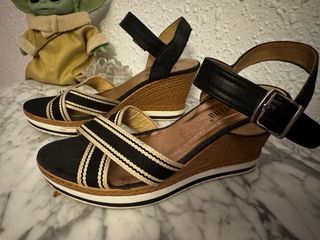 Sandalias cuña negras y beige 39 mejor por 38