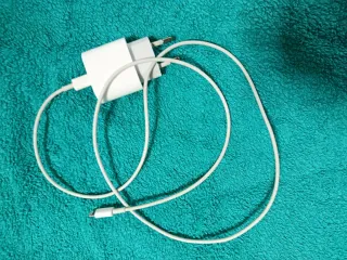 iPhone 13 mini nero con caricatore e custodie.