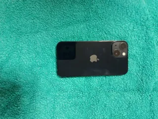 iPhone 13 mini nero con caricatore e custodie.