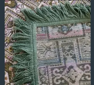 Alfombra decorativa con flecos