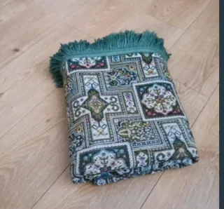 Alfombra decorativa con flecos