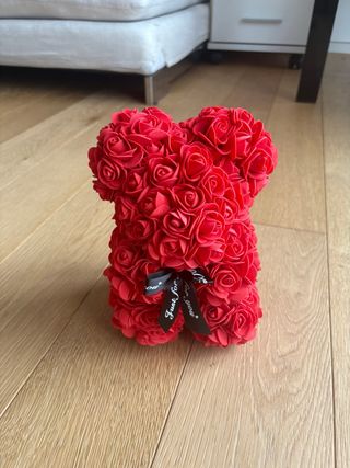 Oso de peluche de flores rojas