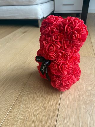 Oso de peluche de flores rojas