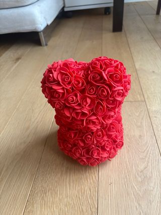 Oso de peluche de flores rojas