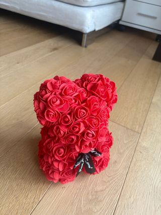 Oso de peluche de flores rojas