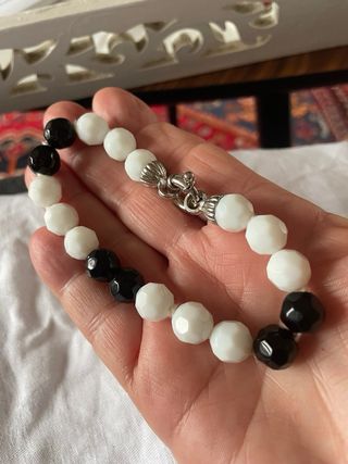 Pulsera Bolas Blancas y Negras Cierre Plata
