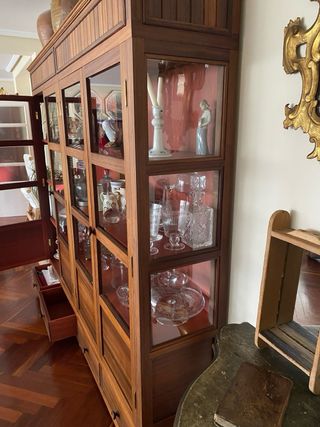 Mueble Vitrina de madera y cristal