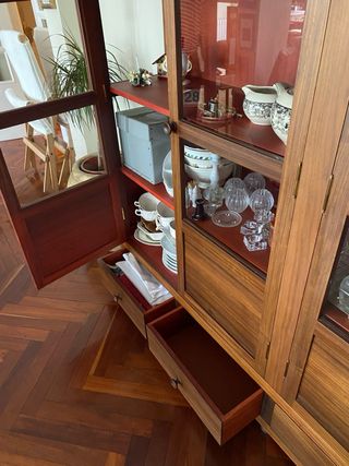 Mueble Vitrina de madera y cristal