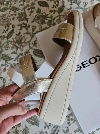 Sandalias Geox doradas y blancas Talla 41