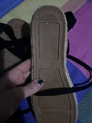 Alpargatas atadas negras y beige nuevas