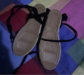 Alpargatas atadas negras y beige nuevas