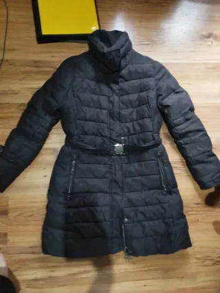 Abrigo negro acolchado con cinturón