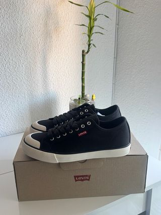 Zapatillas Levi's Negras y Blancas