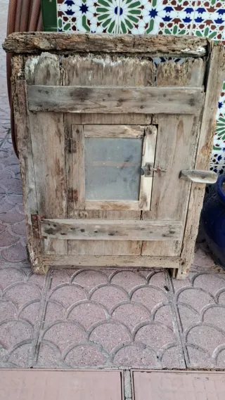 Antigua ventana de madera con cristal