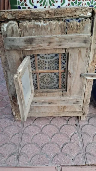 Antigua ventana de madera con cristal