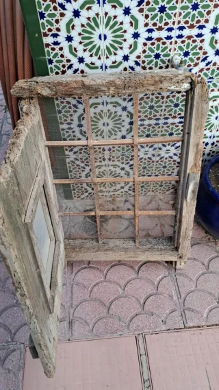 Antigua ventana de madera con cristal