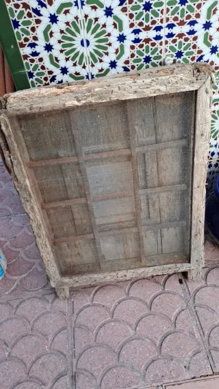 Antigua ventana de madera con cristal