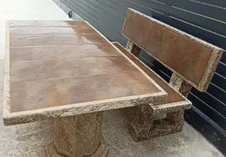 Mesa y banco de piedra