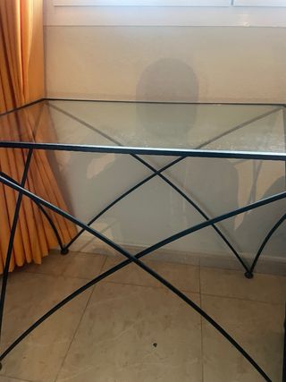 Mesa cristal y forja negra