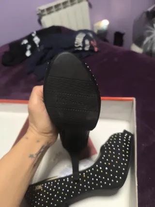 Zapatos de tacón Xti negros con detalles dorados