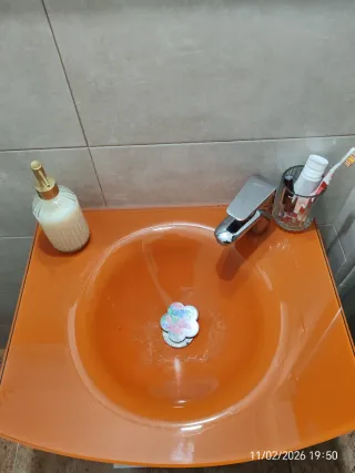 Mueble de baño con lavabo de cristal