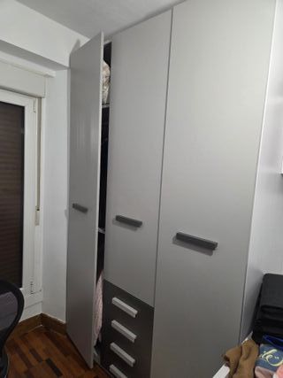 Armario gris y blanco