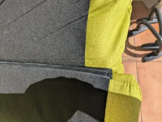 Sofá de tela verde y amarillo