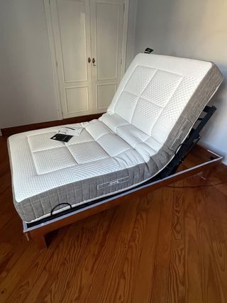Cama articulada eléctrica con colchón látex.