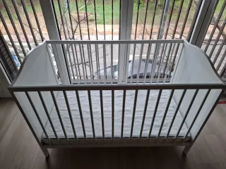 Cuna de bebé blanca