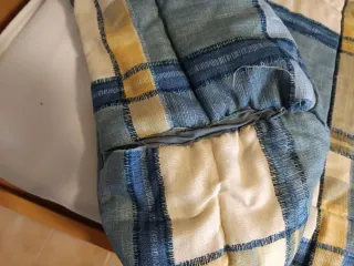 Edredón azul y amarillo