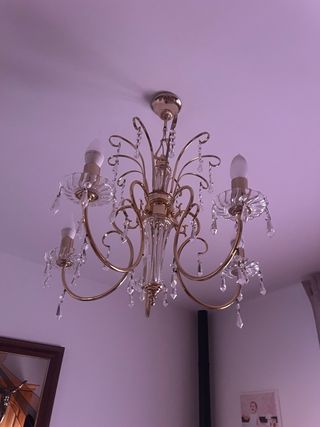 Lámpara de araña dorada de cristal