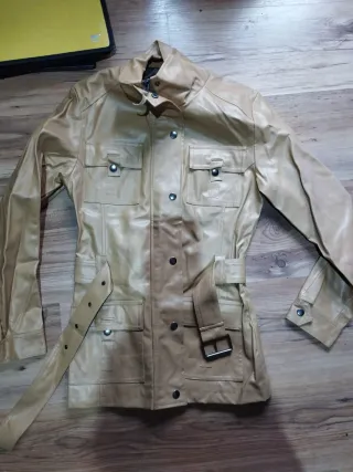 Abrigo de cuero beige