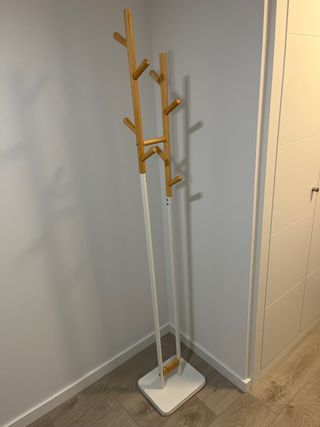 Perchero de pie blanco y madera