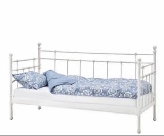 Cama diván de forja IKEA blanca.