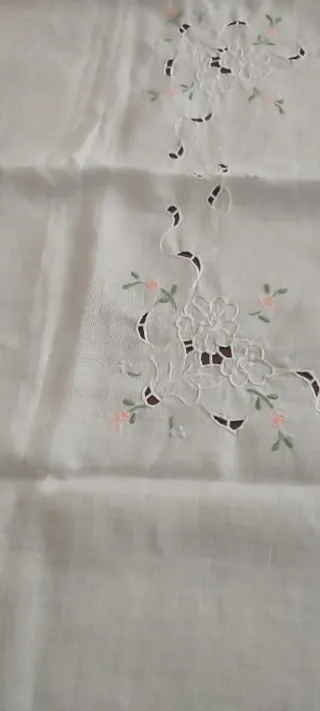 Tovaglietta o centro in tessuto bianco