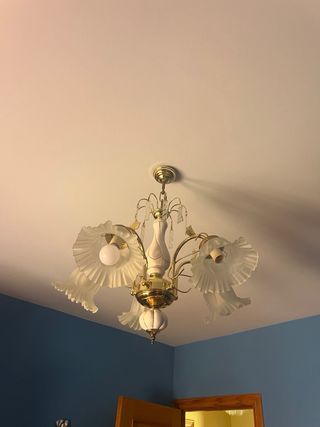 Lámpara de techo dorada y blanca