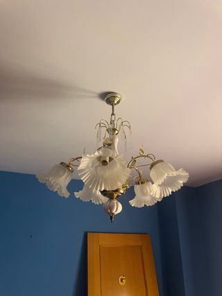 Lámpara de techo dorada y blanca