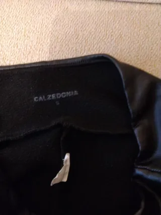 Pantalones imitación piel marrones y negros