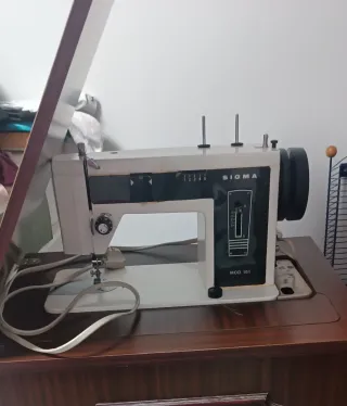 Mueble para máquina de coser de madera.