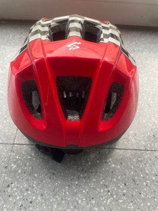 Casco infantil rojo con diseño de cuadros