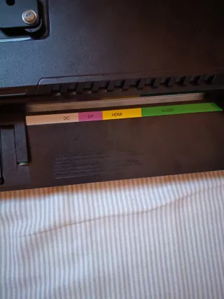 Monitor Gaming TITAN ARMY sin soporte.