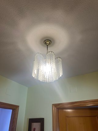 Lámpara colgante de cristal y metal dorado