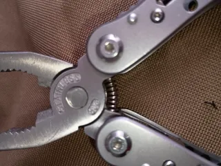 Multi herramienta Alicates con Funda