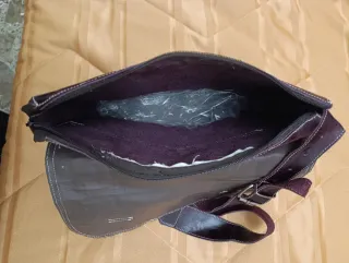 Bolso mensajero morado oscuro